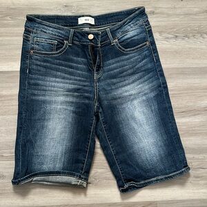 Women BKE Bermuda shorts.